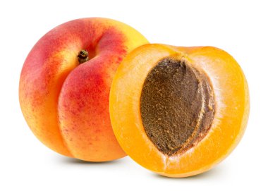 Beyaz arka planda tam ve yarım kayısı. Kayısı beyaz arkaplanda izole edildi.