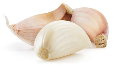 Beyaz arkaplanda sarımsak izole edilmiş.