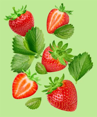 Tam ve dilimlenmiş çilek. Çilek beyaz arka planda izole edilmiş. Uçan meyveler beyaz arkaplanda izole