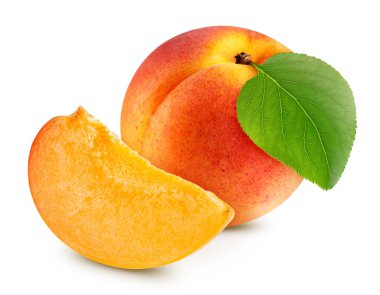 Kayısı ve dilim beyaz arka planda izole edilmiş. Yaprak kırpma yolu olan bir kayısı. Kayısı meyveleri