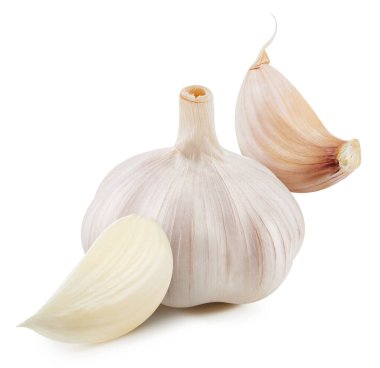 Sarımsak beyaz arka planda izole edilmiş. Beyaz arka planda sarımsak ve karanfil. Kırpma yolu olan sarımsak