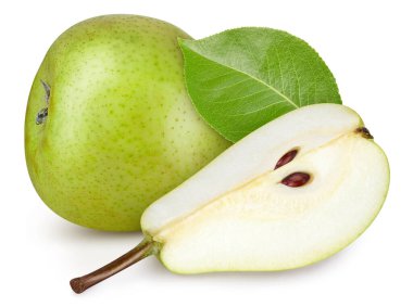 Olgun armut meyvesi, yeşil yapraklı ve yarı izole.