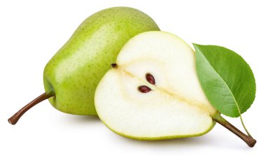 Yapraklarla dolu olgun bir armut. Beyaz arka planda organik armut izole edilmiş. Yapraklı armut tadı. kırpma yolu ile