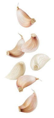 Beyaz arka planda izole edilmiş sarımsak karanfilleri. Sarımsak toplama yolu. Taze organik sarımsak.