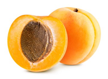 Beyaz arka planda tam ve yarım kayısı. Kayısı beyaz arkaplanda izole edildi.