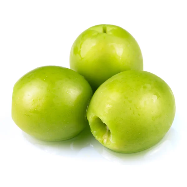 Aceitunas verdes aisladas . — Foto de Stock