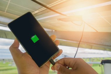 Alternatif enerji kaynağı. Pil güneş enerjisiyle şarj edilir. Güneş enerjisi kavramı sizinle her yere taşınabilir ve DC 'nin gücünü her türlü elektronik ekipmana yüklemeye yardımcı olabilir..