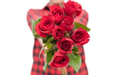 Kırmızı gül aşkın sembolüdür. Kız Sevgililer Günü 'nde sevgilisine hediye göndermek için bir sürü kırmızı gül tuttu. Beyaz arka planda çiçekli kadınlar (izole edilmiş) ve kırpma yolu.