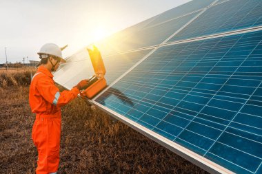 Mühendisler güneş panelinin performansını kontrol etmek için sistemlerin normal çalıştığını doğrulamak için bir araç kullandılar. Temiz enerji üretimi için fotovoltaik modül fikri.