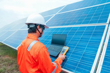 Mühendisler güneş panelinin performansını kontrol etmek için sistemlerin normal çalıştığını doğrulamak için bir araç kullandılar. Temiz enerji üretimi için fotovoltaik modül fikri.