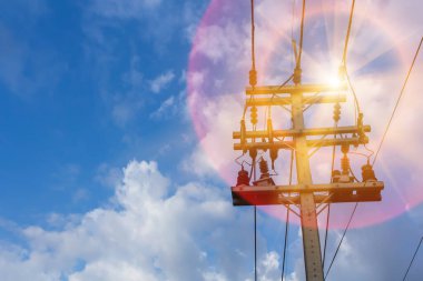 Yüksek voltaj direği ve güneş ışığı. temiz güneş enerjisinden topluma güç göndermek.