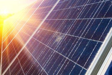 Güneş paneli, alternatif elektrik kaynağı, sürdürülebilir kaynaklar kavramı ve bu da orijinalinden daha fazla elektrik üreten yeni bir sistem..