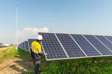 Güneş paneli, alternatif elektrik kaynağı, sürdürülebilir kaynaklar kavramı ve bu da orijinalinden daha fazla elektrik üreten yeni bir sistem..