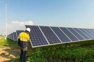 Güneş paneli, alternatif elektrik kaynağı, sürdürülebilir kaynaklar kavramı ve bu da orijinalinden daha fazla elektrik üreten yeni bir sistem..