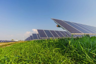 Güneş paneli, alternatif elektrik kaynağı, sürdürülebilir kaynaklar kavramı ve bu da orijinalinden daha fazla elektrik üreten yeni bir sistem..