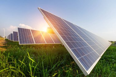 Güneş paneli, alternatif elektrik kaynağı, sürdürülebilir kaynaklar kavramı ve bu da orijinalinden daha fazla elektrik üreten yeni bir sistem..