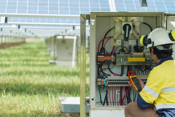 Рабочие Используют Прижимный Счетчик Измерения Тока Электрических Проводов Полученных Солнечной — стоковое фото