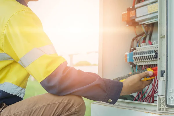 Pracovníci Používají Klešťový Měřič Měření Proudu Elektrických Vodičů Vyrobených Solární — Stock fotografie