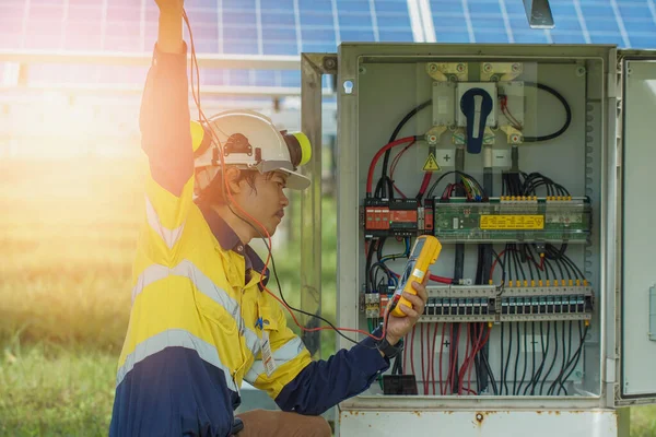 Работники Используют Мультиметр Измерения Напряжения Электрических Проводов Полученных Солнечной Энергии — стоковое фото