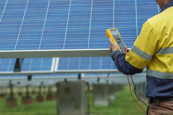 Pracovníci Používají Multimetr Měření Napětí Elektrických Vodičů Vyrobených Solární Energie — Stock fotografie