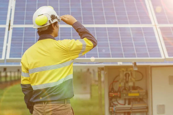 Jóvenes Ingenieros Expertos Sistemas Generación Energía Solar Fuente Electricidad Alternativa — Foto de Stock