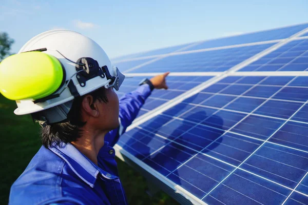 Ingeniería Está Verificando Precisión Instalación Del Sistema Paneles Solares Fuente — Foto de Stock