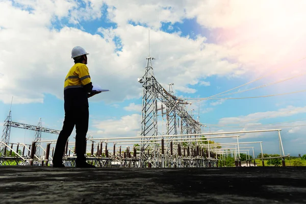 Una Vista Bajo Ángulo Del Ingeniero Mirando Dibujo Una Planta —  Fotos de Stock