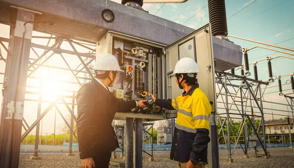 Empresarios Ingenieros Están Hablando Problemas Producción Electricidad Grandes Centrales Eléctricas —  Fotos de Stock