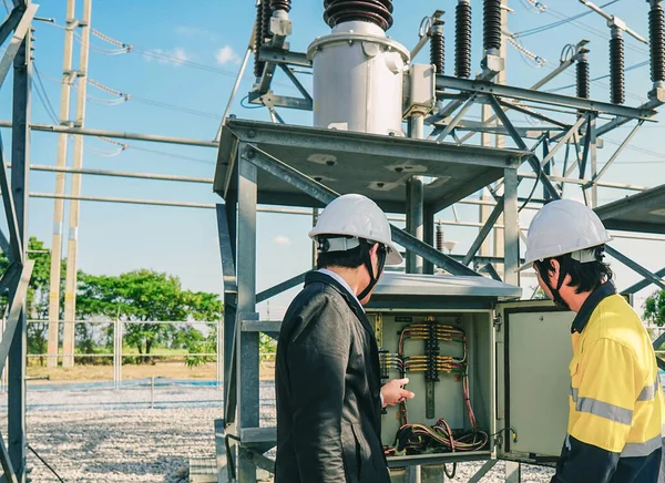 Les Hommes Affaires Les Ingénieurs Parlent Problèmes Production Électricité Dans — Photo