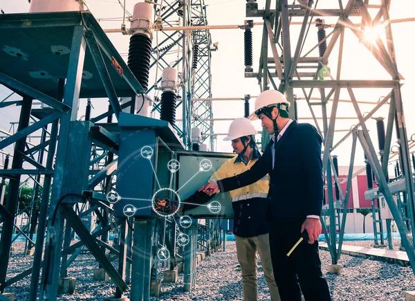 Zakenmensen Ingenieurs Praten Problemen Elektriciteitsproductie Grote Elektriciteitscentrales Gebruiken Een Multimeter — Stockfoto