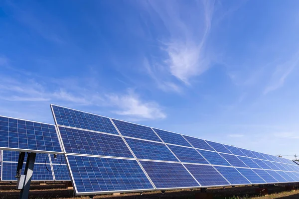 Vista Fazenda Solar Painel Solar Fonte Eletricidade Alternativa Este Sistema — Fotografia de Stock