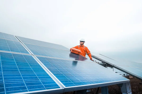 Los Ingenieros Tienen Una Herramienta Para Verificar Rendimiento Del Panel — Foto de Stock