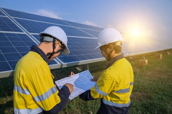 Strojírenství Kontroluje Přesnost Instalace Solárního Panelového Systému Alternativního Zdroje Elektrické — Stock fotografie