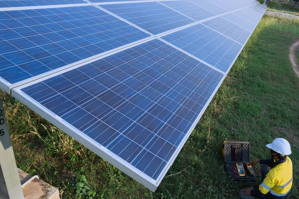 Ingegneria Sta Facendo Manutenzione Preventiva Pannelli Solari Generare Energia Elettrica — Foto Stock