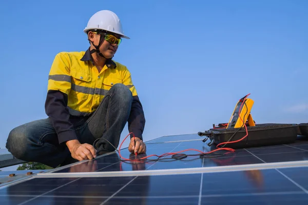 Engineering Doing Preventive Maintenance Solar Panels Generate Electricity Efficiently Alternative — Stock Photo, Image