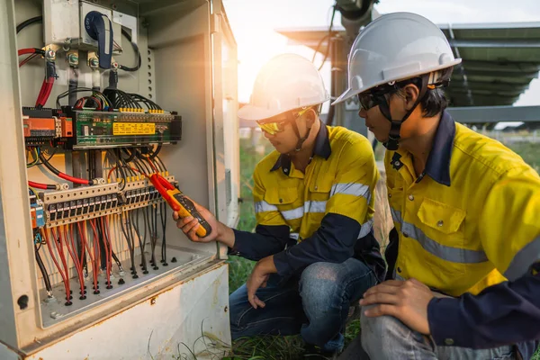 Trabalhadores Usam Medidor Braçadeira Para Medir Corrente Dos Fios Elétricos — Fotografia de Stock