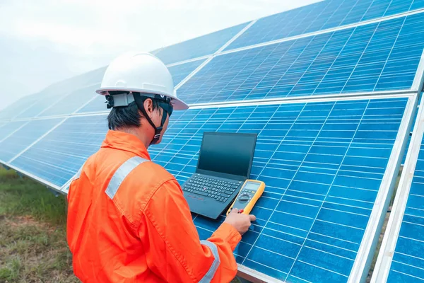 Los Ingenieros Utilizaron Una Herramienta Para Verificar Rendimiento Del Panel —  Fotos de Stock