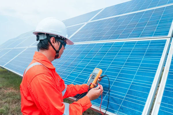 Los Ingenieros Utilizaron Una Herramienta Para Verificar Rendimiento Del Panel —  Fotos de Stock