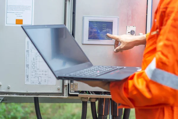 Engenheiros Usaram Laptop Para Verificar Desempenho Caixa Controle Para Confirmar — Fotografia de Stock