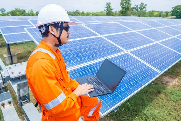 Инженеры Загружают Данные Энергии Ноутбук Проверки Работы Солнечной Панели Подтверждения — стоковое фото