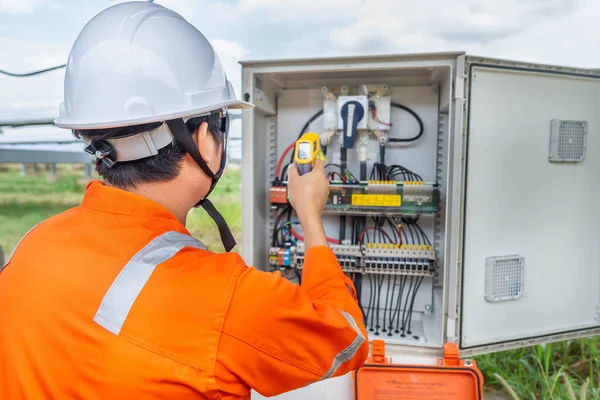 Engenheiros Usaram Uma Arma Thermo Para Verificar Temperatura Equipamento Para — Fotografia de Stock