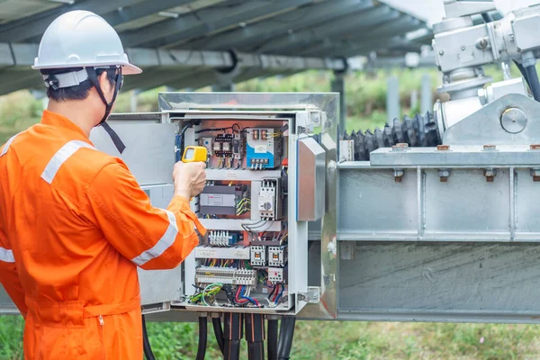 Ingenieurs Gebruikten Een Thermo Pistool Temperatuur Van Apparatuur Controleren Bevestigen — Stockfoto