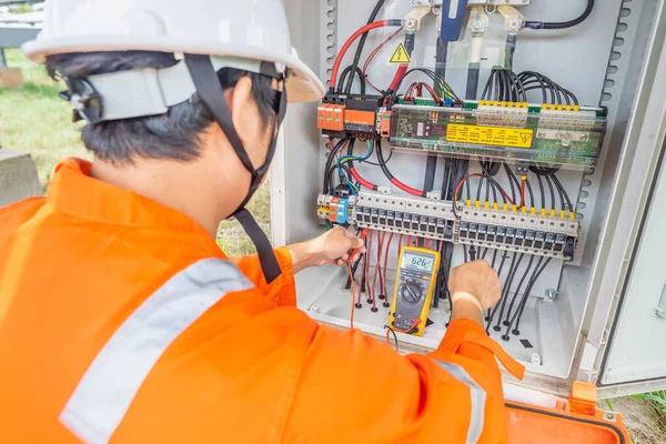 Ingenieurs Gebruikten Een Multimeter Voor Het Controleren Van Prestaties Van — Stockfoto