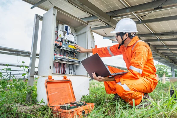 Mérnökök Energiát Töltenek Fel Egy Laptopra Hogy Ellenőrizzék Napelem Teljesítményét — Stock Fotó