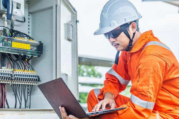 Engenheiros Carregam Dados Energia Elétrica Para Laptop Para Verificar Desempenho — Fotografia de Stock