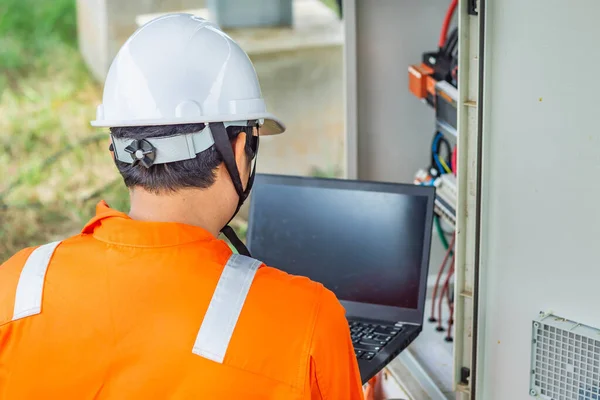 Mérnökök Energiát Töltenek Fel Egy Laptopra Hogy Ellenőrizzék Napelem Teljesítményét — Stock Fotó