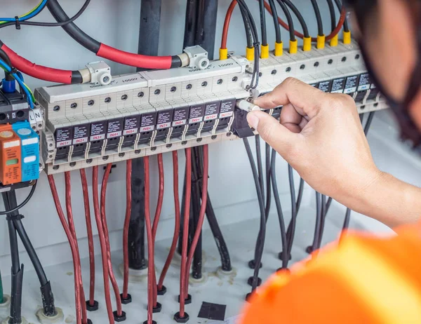 Engenheiro Verificando Operação Anormal Sistema Energia Solar Descobriu Que Uma — Fotografia de Stock