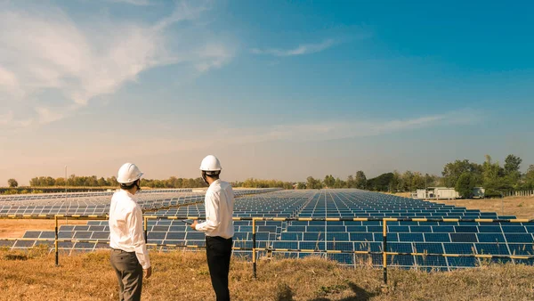Zonne Energie Zonnepaneel Met Twee Ingenieurs Praten Productiecapaciteit Alternatieve Energie — Stockfoto