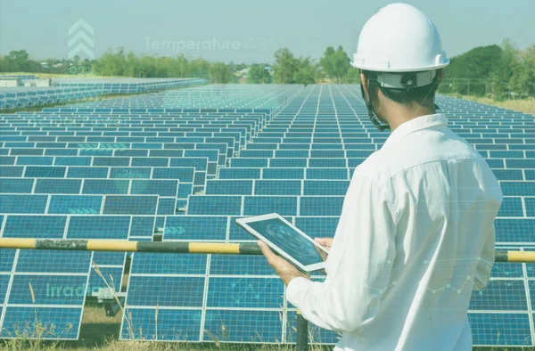 Солнечная Ферма Солнечная Панель Инженерами Ходить Проверить Работу Системы Ноутбуке — стоковое фото