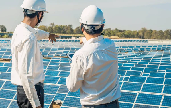 Zonne Energie Zonnepaneel Met Twee Ingenieurs Praten Productiecapaciteit Alternatieve Energie — Stockfoto